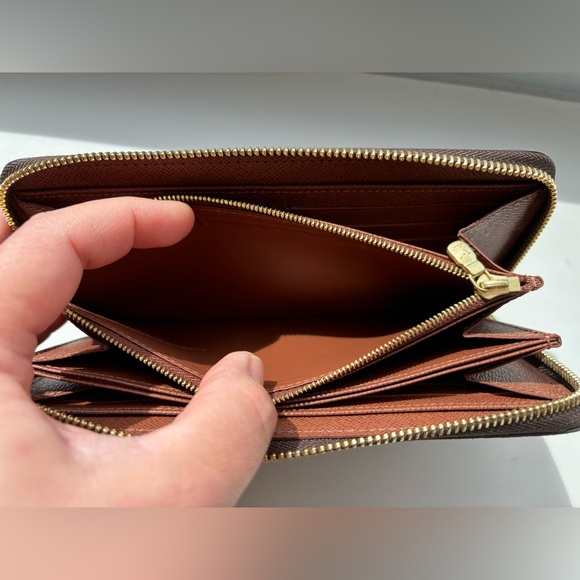 Louis Vuitton monogram Zippy Wallet - Picture 8 of 14